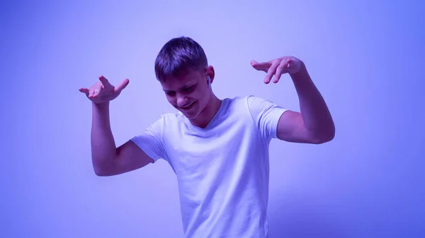 Genießen Kaukasischen Teenie Jungen Musik Hören Drahtlosen Ohrhörer Und Tanzen — Stockfoto