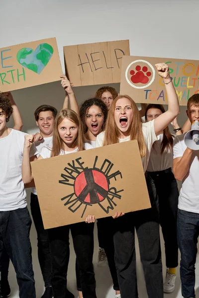 Группа Раздражённых Активистов Подростков Кричащих Время Протестов Мирном Антивоенном Митинге — стоковое фото