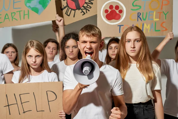Komoly Aktivista Kaukázusi Tinédzserek Békés Háborúellenes Plakátokkal Tiltakoznak Demokratikus Tüntetés — Stock Fotó