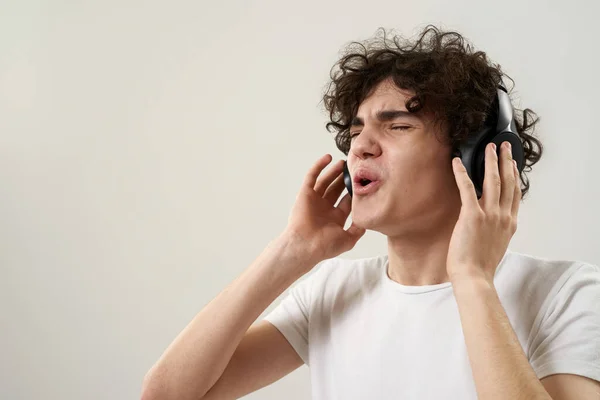 Adolescente Caucasiano Com Olhos Fechados Ouvindo Música Fones Ouvido Tipo — Fotografia de Stock