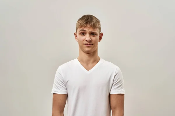 Πορτρέτο Του Καυκάσιου Έφηβου Αγοριού Σκεπτικιστικό Πρόσωπο Κοιτάζοντας Την Κάμερα — Φωτογραφία Αρχείου