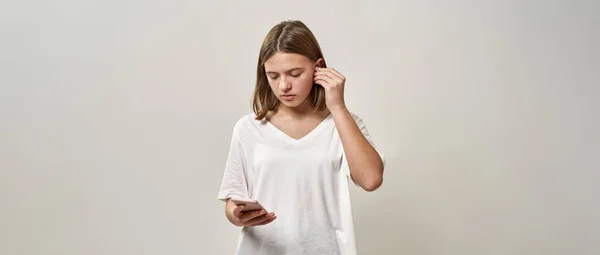 Європейська Дівчина Підліток Дивиться Смартфон Вставляє Навушники Блондинка Покоління Зоомерів — стокове фото