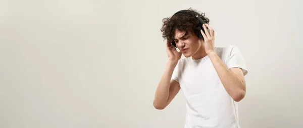 Adolescente Caucásico Enfocado Con Los Ojos Cerrados Escuchando Música Los —  Fotos de Stock