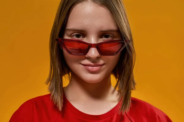 Kameraya Bakan Güneş Gözlüğü Takan Ciddi Avrupalı Genç Kız Portresi — Stok fotoğraf
