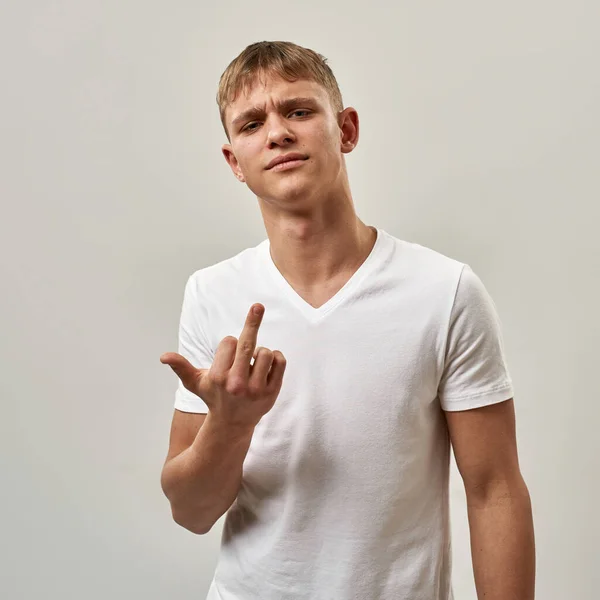 Adolescente Caucasiano Confiante Mostrando Gesto Dedo Médio Olhando Para Câmera — Fotografia de Stock