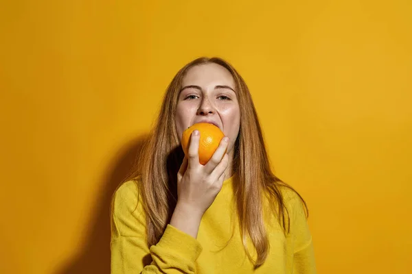 Teilbild Einer Kaukasischen Teenagerin Die Orange Isst Und Die Kamera — Stockfoto