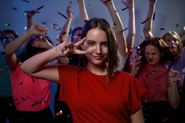 Sonriente Adolescente Caucásica Mostrando Gesto Victoria Mirando Cámara Con Fondo — Foto de Stock