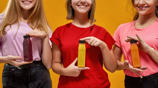 Teilweise Zeigen Drei Lächelnde Teenie Mädchen Flaschen Mit Bio Smoothie — Stockfoto