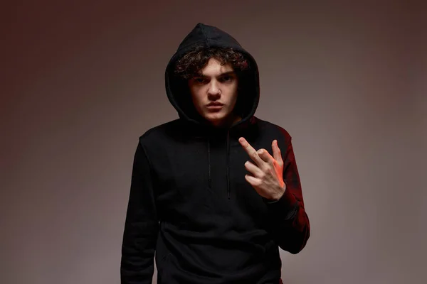 Selbstbewusster Kaukasischer Teenager Mit Mittelfinger Geste Und Blick Die Kamera — Stockfoto