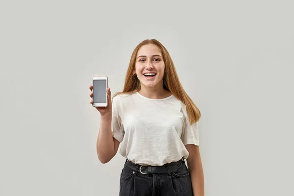 Sorridente Adolescente Caucasica Che Mostra Cellulare Guarda Fotocamera Ragazza Con — Foto Stock