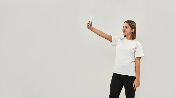 Sorrindo Menina Adolescente Caucasiana Levando Selfie Smartphone Mulher Geração Zoômeros — Fotografia de Stock