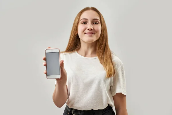 Framsidan Leende Kaukasisk Kvinnlig Tonåring Innehav Och Visar Smartphone Flicka — Stockfoto
