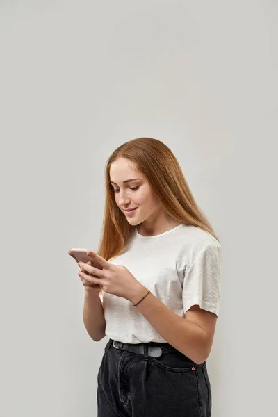 스마트폰으로 타이핑하거나 문자를 보내는 세대의 주근깨가 현대의 세대의 양식이다 배경에 — 스톡 사진