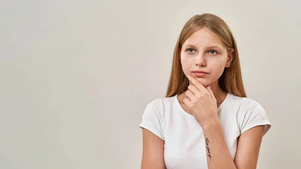 Uma Adolescente Caucasiana Pensar Alguma Coisa Criança Feminina Loira Bonito — Fotografia de Stock