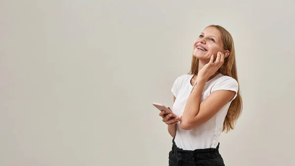 Joyful Kaukasische Tienermeisje Luisteren Muziek Oortelefoons Smartphone Blond Vrouwelijk Kind — Stockfoto