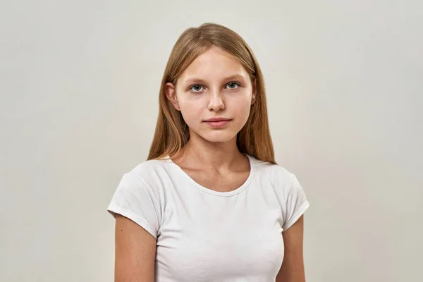 Muotokuva Vakavasta Valkoihoisesta Teinitytöstä Katselemassa Kameraa Zoomerisukupolven Vaalea Naaraslapsi Nykyaikaisen — kuvapankkivalokuva