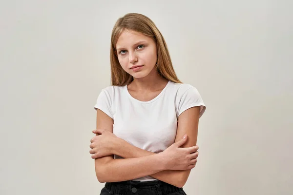 Vista Frontal Adolescente Caucasiana Confiante Com Braços Cruzados Olhando Para — Fotografia de Stock