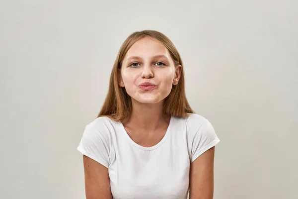 Retrato Adolescente Europeia Beijando Olhando Para Câmera Criança Loira Sexo — Fotografia de Stock