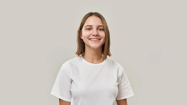 Immagine Ritagliata Sorridente Adolescente Caucasica Che Guarda Fotocamera Donna Generazione — Foto Stock
