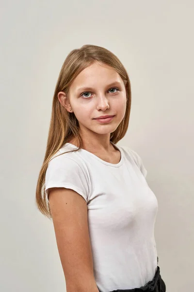 Часткове Зображення Серйозної Кавказької Дівчинки Підлітка Дивиться Камеру Мила Блондинка — стокове фото