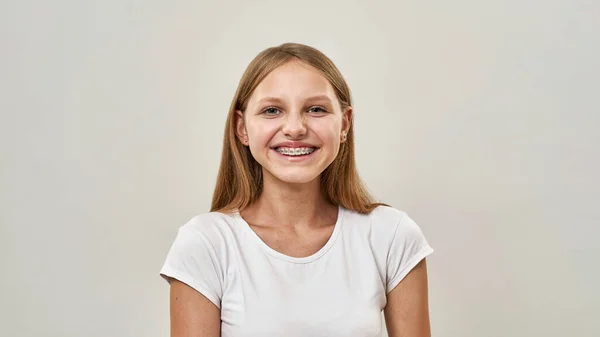 Retrato Una Adolescente Caucásica Sonriente Con Aparatos Ortopédicos Mirando Cámara —  Fotos de Stock