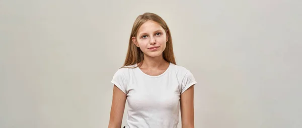 Retrato Adolescente Caucásica Grave Mirando Cámara Lindo Niño Femenino Generación — Foto de Stock