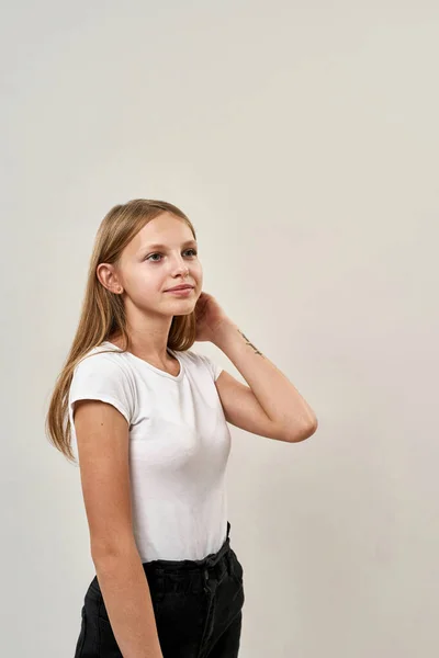 Adolescente Caucasienne Réfléchie Corrigeant Les Cheveux Détournant Les Yeux Enfant — Photo