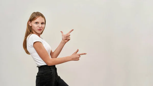 Vista Lateral Adolescente Europeia Apontando Com Dedos Olhando Para Câmera — Fotografia de Stock