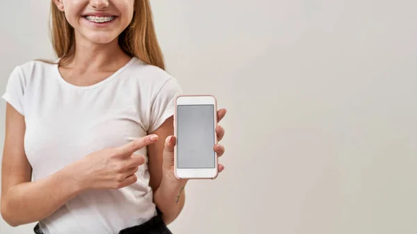 Κρυφό Πρόσωπο Χαμογελαστού Έφηβου Κοριτσιού Κρατώντας Και Δείχνοντας Smartphone Ξανθό — Φωτογραφία Αρχείου