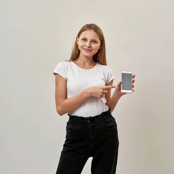 Vista Frontale Sorridente Adolescente Caucasico Mostrando Smartphone Guardando Fotocamera Figlia — Foto Stock