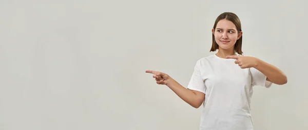 Adolescente Caucasiana Focada Apontando Com Dedos Olhando Para Longe Mulher — Fotografia de Stock