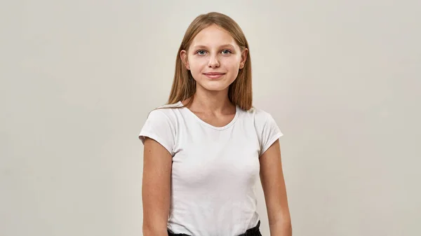 Muotokuva Hymyilevästä Valkoihoisesta Teinitytöstä Katselemassa Kameraa Söpö Naaraspuolinen Zoomerisukupolvi Nykyaikaisen — kuvapankkivalokuva