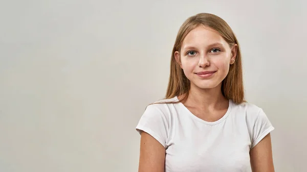 Imagem Recortada Uma Adolescente Caucasiana Sorridente Olhando Para Câmera Criança — Fotografia de Stock