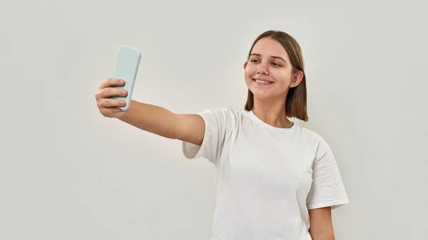 Sonriente Chica Adolescente Caucásica Tomando Selfie Teléfono Móvil Mujer Generación — Foto de Stock