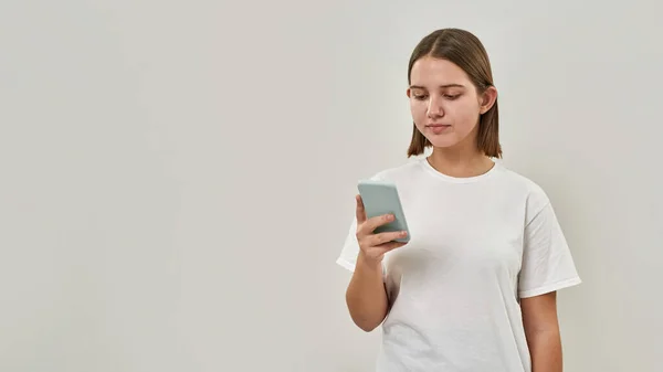Συγκεντρωμένη Καυκάσια Έφηβη Που Χρησιμοποιεί Κινητό Τηλέφωνο Χαριτωμένη Γυναίκα Της — Φωτογραφία Αρχείου