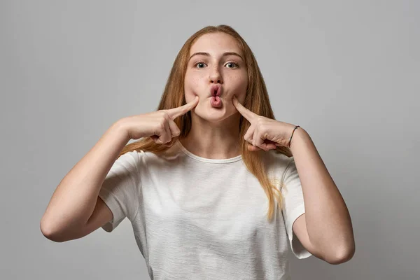 Adolescente Femenina Caucásica Con Labios Pato Toca Las Mejillas Con — Foto de Stock