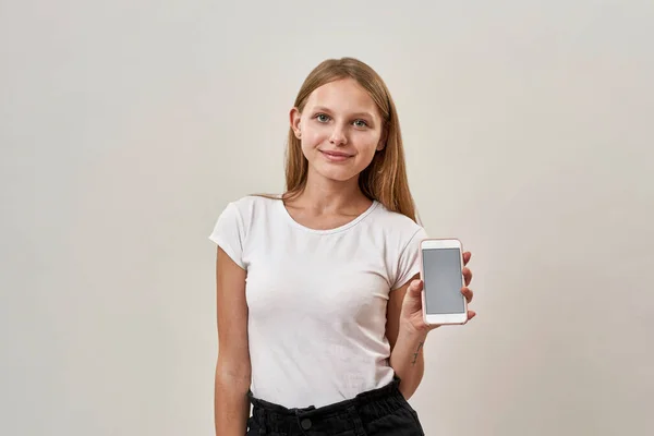 Sorridente Adolescente Caucasica Che Mostra Cellulare Guarda Fotocamera Bionda Femmina — Foto Stock