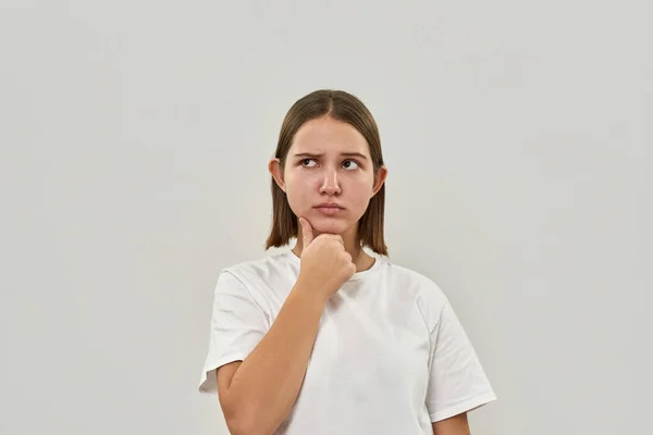 Une Adolescente Caucasienne Pense Quelque Chose Femme Mignonne Génération Zoomer — Photo