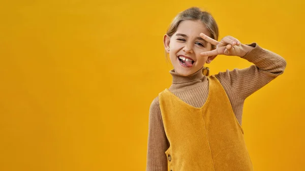 Brincando Caucasiano Menina Piscando Salientando Língua Mostrando Sinal Vitória Criança — Fotografia de Stock