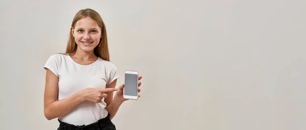 Leende Kaukasiska Tonårstjej Visar Smartphone Och Tittar Kameran Vackra Kvinnliga — Stockfoto