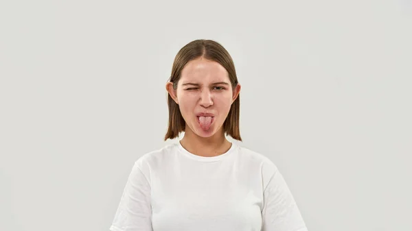 Bromas Caucásica Adolescente Guiño Sacando Lengua Mirando Cámara Mujer Generación — Foto de Stock