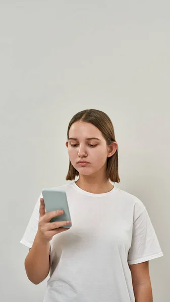 Adolescente Caucásica Concentrada Usando Smartphone Mujer Generación Zoómeros Con Camiseta —  Fotos de Stock