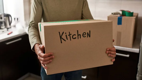 Gedeeltelijk Uitzicht Man Die Een Kartonnen Doos Met Glas Keukenspullen — Stockfoto