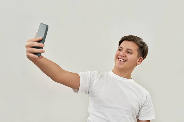 Sonriente Adolescente Caucásico Tomando Selfie Teléfono Móvil Tipo Generación Zoómeros — Foto de Stock