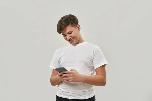 Sonriente Adolescente Caucásico Escribiendo Teléfono Inteligente Tipo Generación Zoómeros Usando — Foto de Stock
