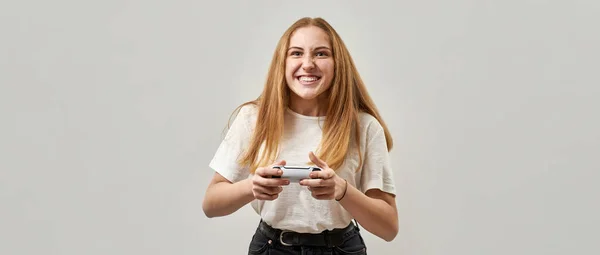 Vista Frontal Tenso Branco Adolescente Feminino Jogar Videogame Com Joystick — Fotografia de Stock