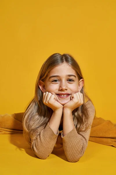 Sorrindo Menina Branca Flexível Mentindo Olhando Para Câmera Criança Feminina — Fotografia de Stock