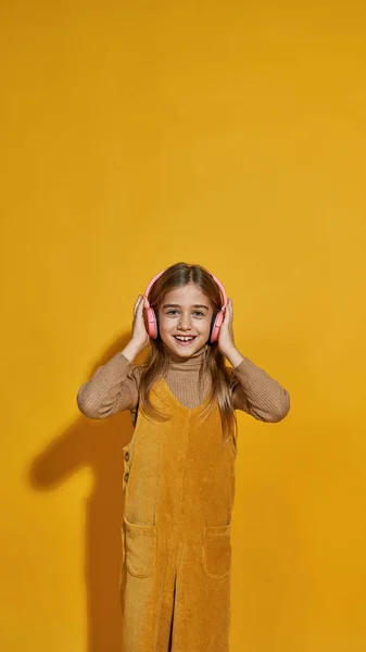 Vista Frontal Una Niña Caucásica Sonriente Escuchando Música Auriculares Hija —  Fotos de Stock