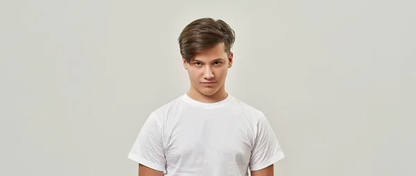 Allvarlig Kaukasisk Tonårspojke Tittar Kameran Killen Zoomergenerationen Bär Shirt Begreppet — Stockfoto