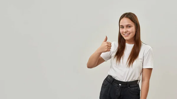Leende Kaukasisk Kvinnlig Tonåring Som Visar Tummen Upp Och Tittar — Stockfoto